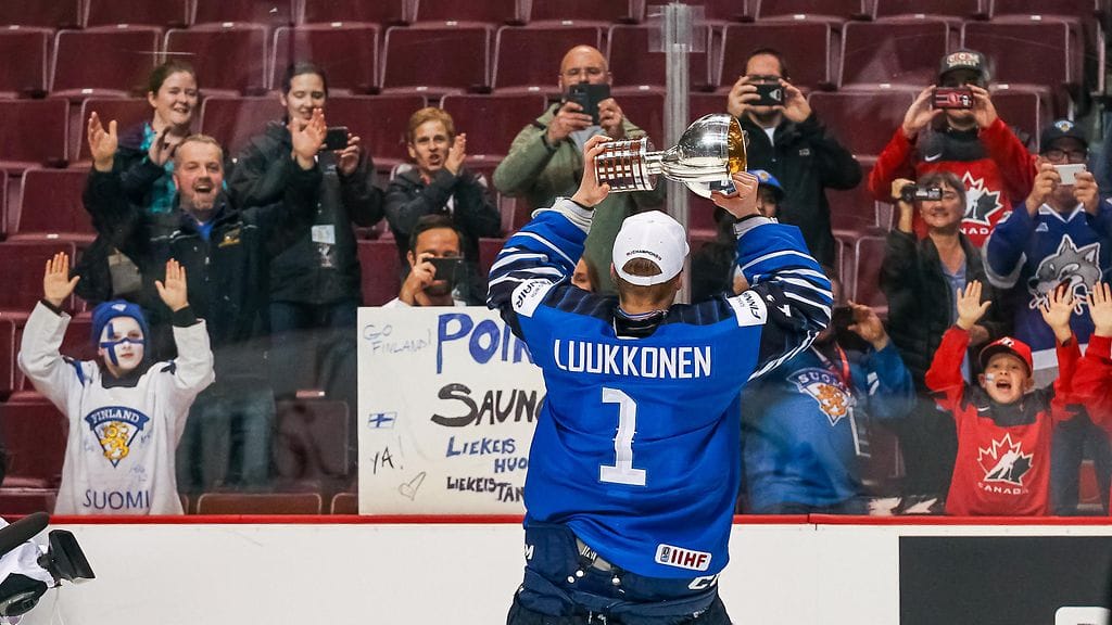 Ukko-Pekka Luukkonen juhli Suomen maailmanmestaruutta.