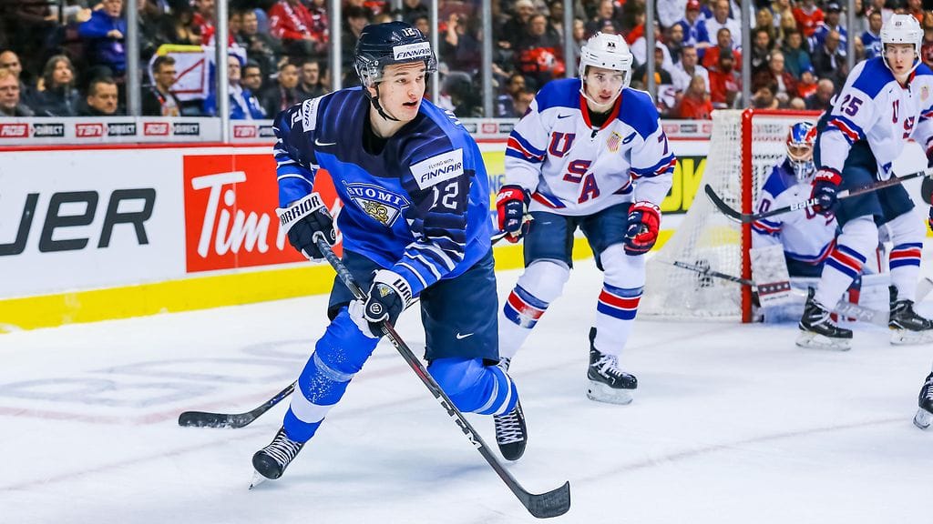 Nuorten Leijonien Samuli Vainionpää kiekossa loppuottelussa Yhdysvaltoja vastaan.