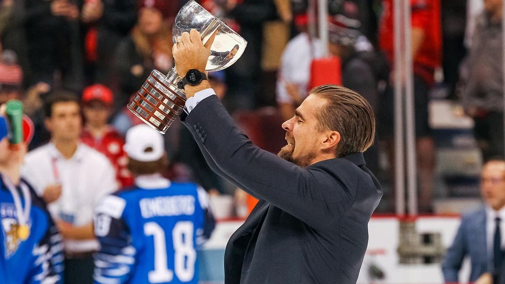 Nuorten Leijonien päävalmentaja Jussi Ahokas pääsi kannattelemaan mestaruuspokaalia.