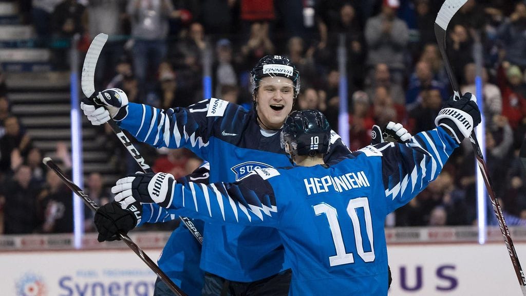 Otto Latvala juhli iskemäänsä 2–0-maalia Aleksi Heponiemen kanssa.