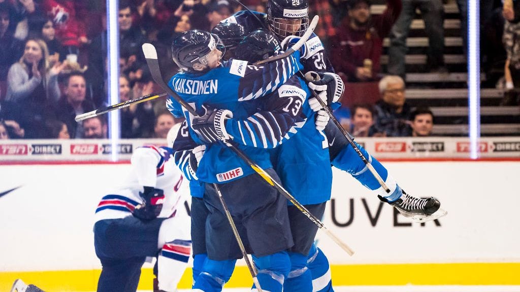 Oskari Laaksonen pääsi juhlimaan Jesse Ylösen viimeistelemää Suomen avausmaalia.
