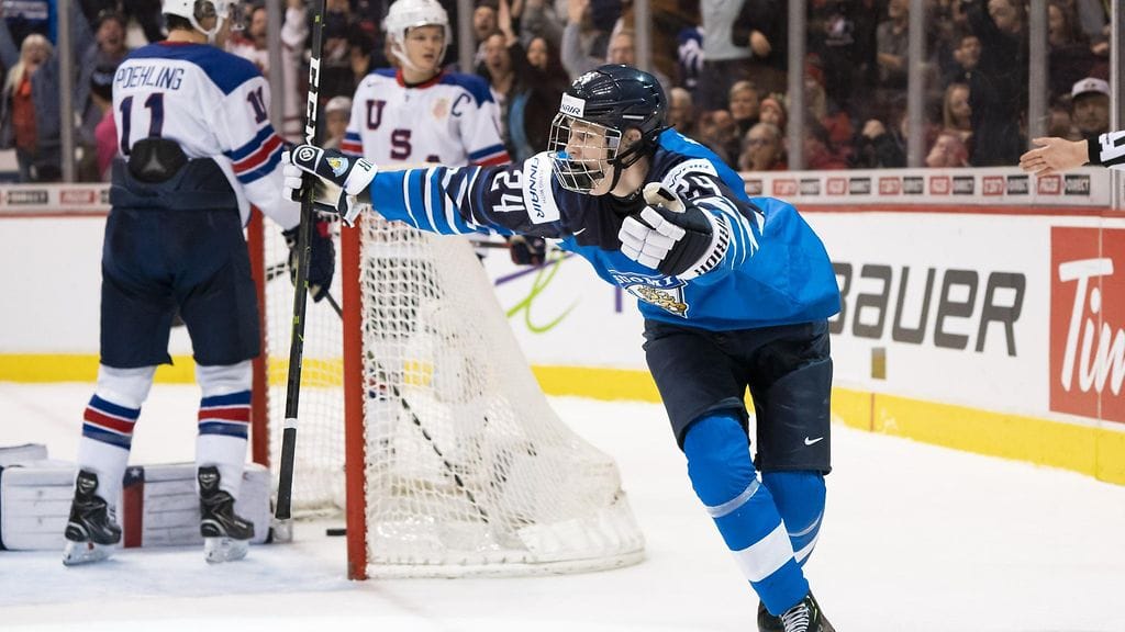 Kaapo Kakko juhli 3–2-maalia Yhdysvaltojen verkkoon.