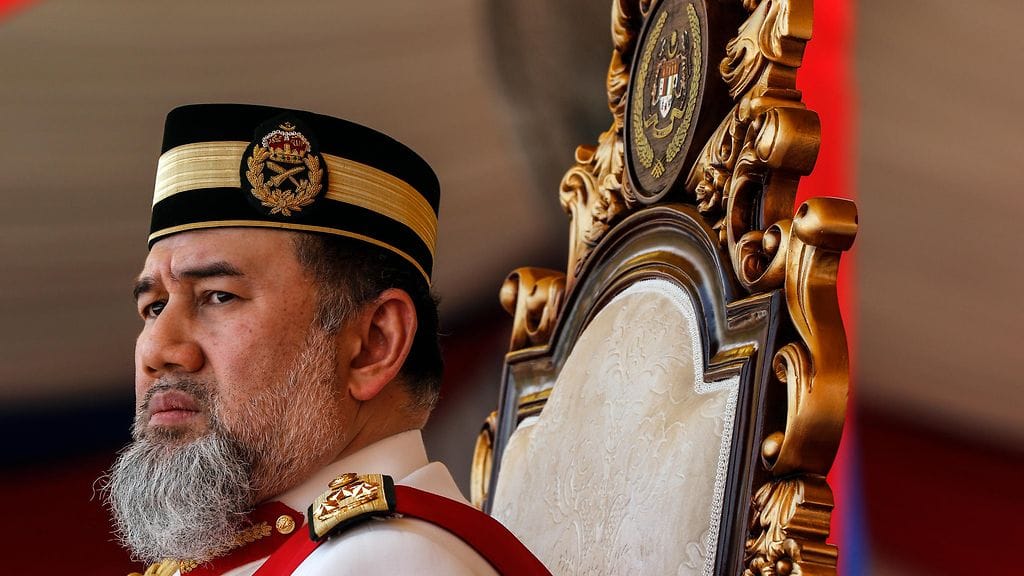 Malesian kuningas Muhammad V luopui kruunustaan sairauslomansa päätteeksi.