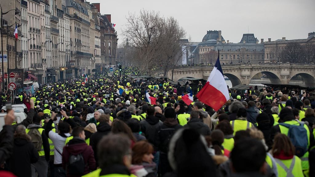 Keltaliivit protestoivat jälleen Ranskassa lauantaina. Sisäministeriön arvion mukaan mielenosoittajia oli lauantaina liikkeellä 50 000.