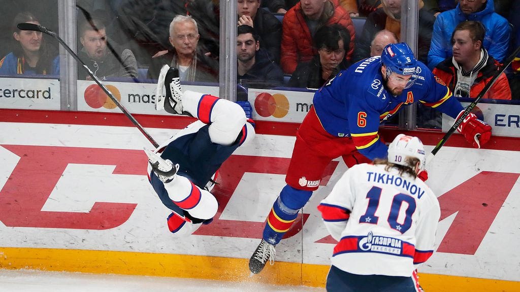 Jesse Joensuu jysäytti painavan taklauksen ottelun avauserässä.