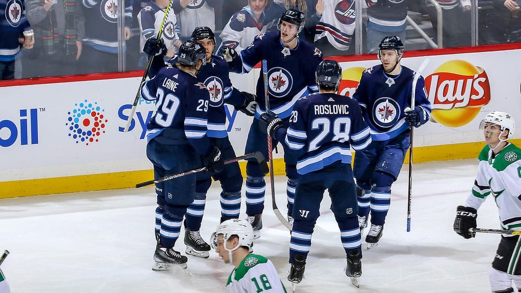 Patrik Laineen (vas.) edustama Winnipeg Jets kurmootti Dallas Starsia lukemin 5–1.
