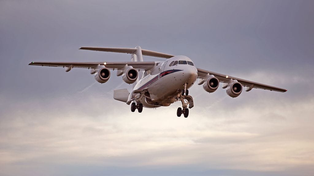 Arkistokuva Airlinkin liikelentokoneesta. Laskeutumassa ollut matkustajakone suistui kiitotieltä tänään aamulla Savonlinnan lentokentällä.