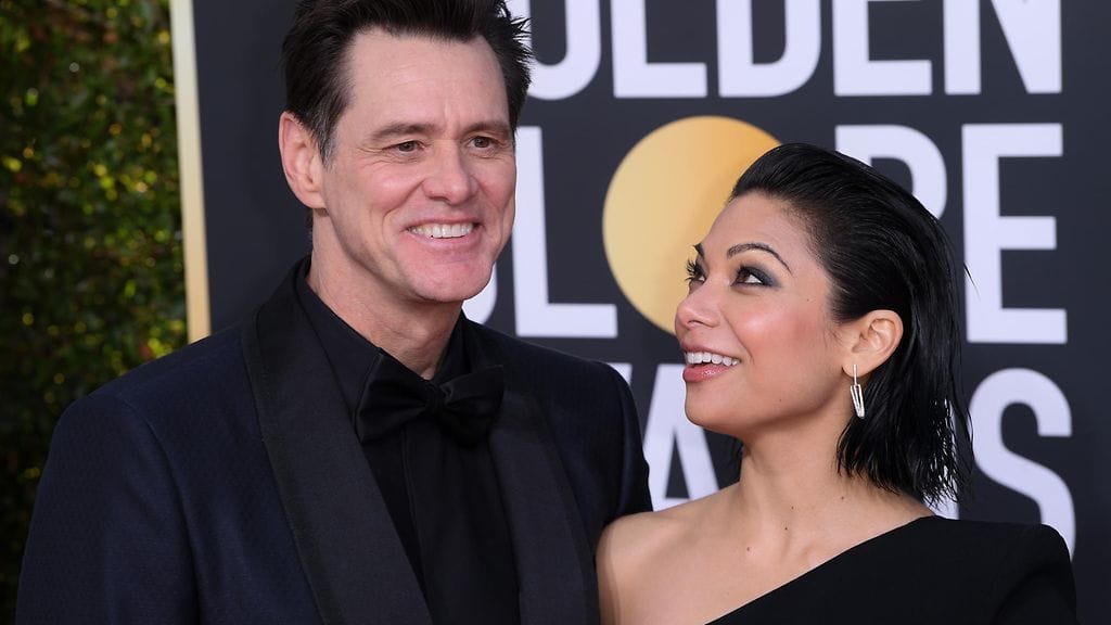 Jim Carrey ja Ginger Conzaga kuvattuna Golden Globe -gaalan punaisella matolla 6. tammikuuta 2019. Tiedossa ei ole, kumpi parista kertoi vitsin.