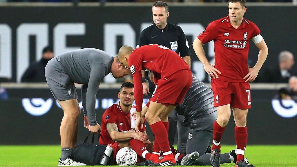 Dejan Lovren loukkaantui Liverpoolin cup-ottelussa.