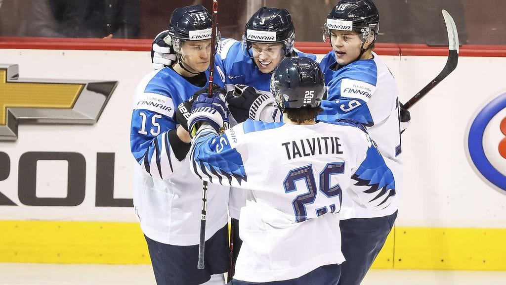 Rasmus Kuparin (ylhäällä, ensimmäinen oikealla) johtama ykkösketju vahvistui Aarne Talvitiellä (alla, selkä kameraan päin) kesken nuorten MM-kisojen.