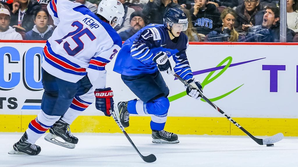 Aleksi Heponiemi (sinisessä paidassa) jakoi nuorten MM-kisojen pistepörssin kärkipaikan.