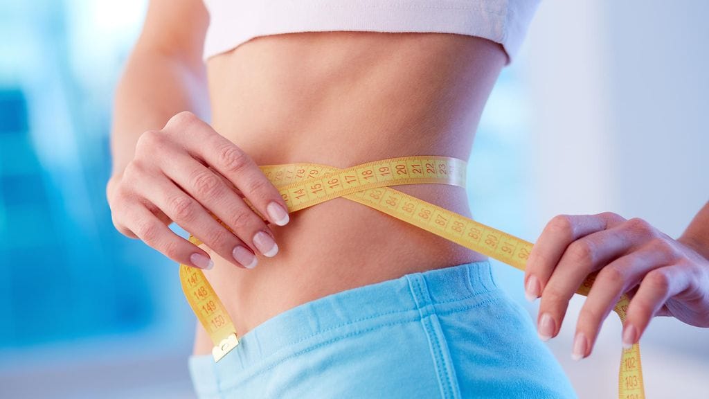 Ihminen laihtuu muuttamalla ruokavaliotaan. Kuvituskuva.