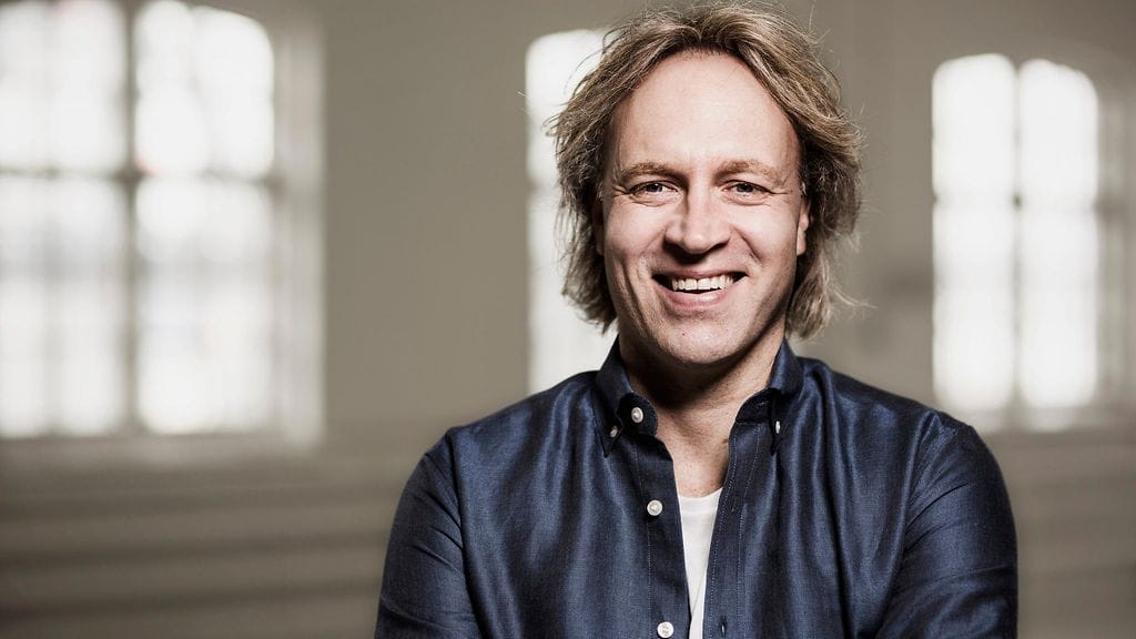 Keittiömestari Kari Aihinen jatkaa Kaappaus keittiössä -sarjan viidennellä tuotantokaudella taistelua paremman arkiruokailun puolesta