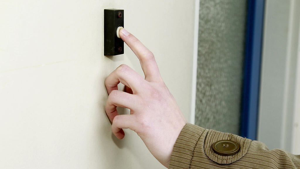 Dungansien perhe oli poissa kotoa, kun Roberto Daniel Arroyona tunnettu mies kohteli heidän ovikelloaan asiattomasti. Kuvan ovikello ei liity tapaukseen.