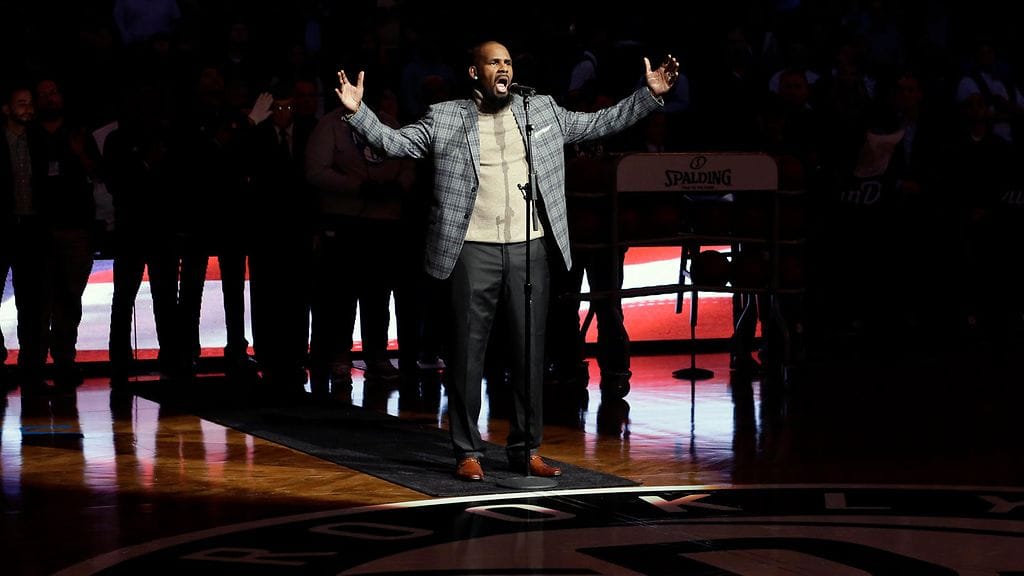 R. Kelly esitti USA:n kansallislaulun NBA-koripalloliigassa pelaavan Brooklyn Netsin kotiottelussa vuonna 2015.