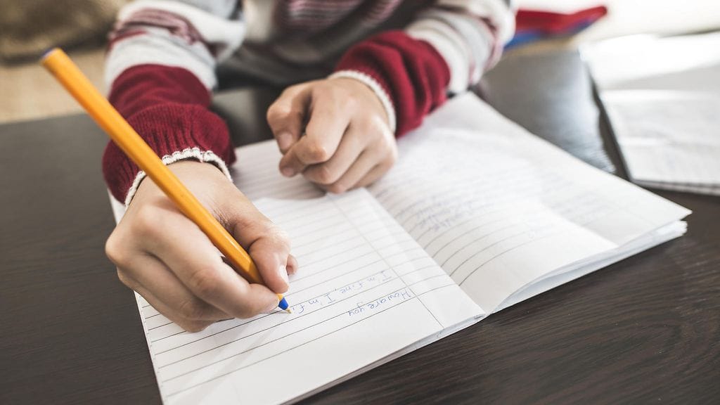 Kuulakärkikynän jälki ei välttämättä lähde ihosta edes ajan kanssa. Kuvituskuva.