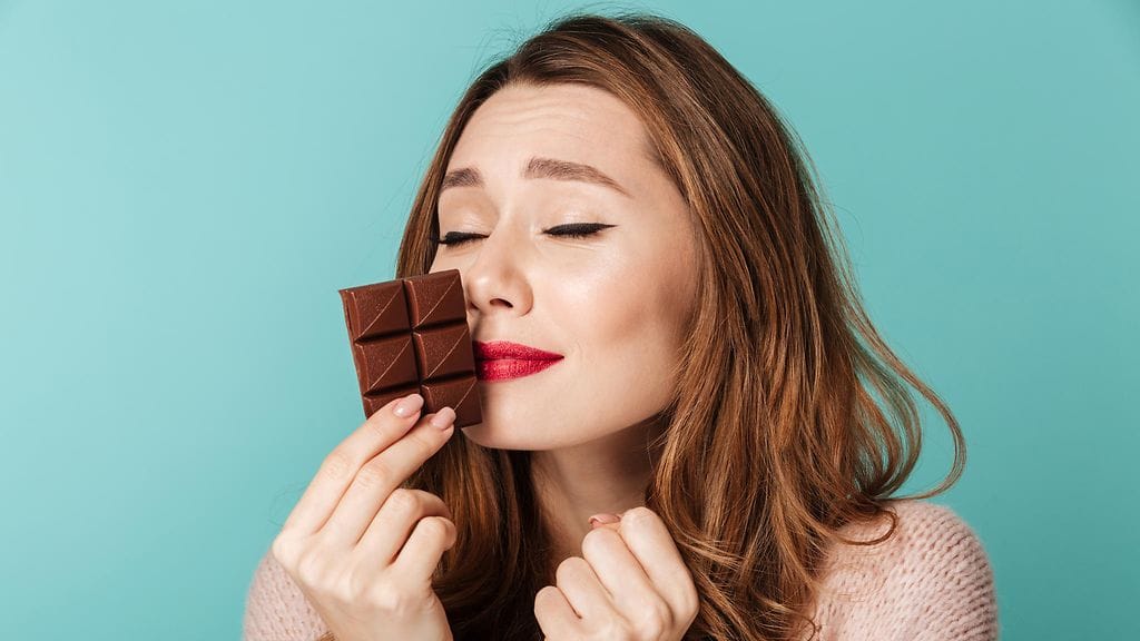 suklaata haisteleva naisihminen