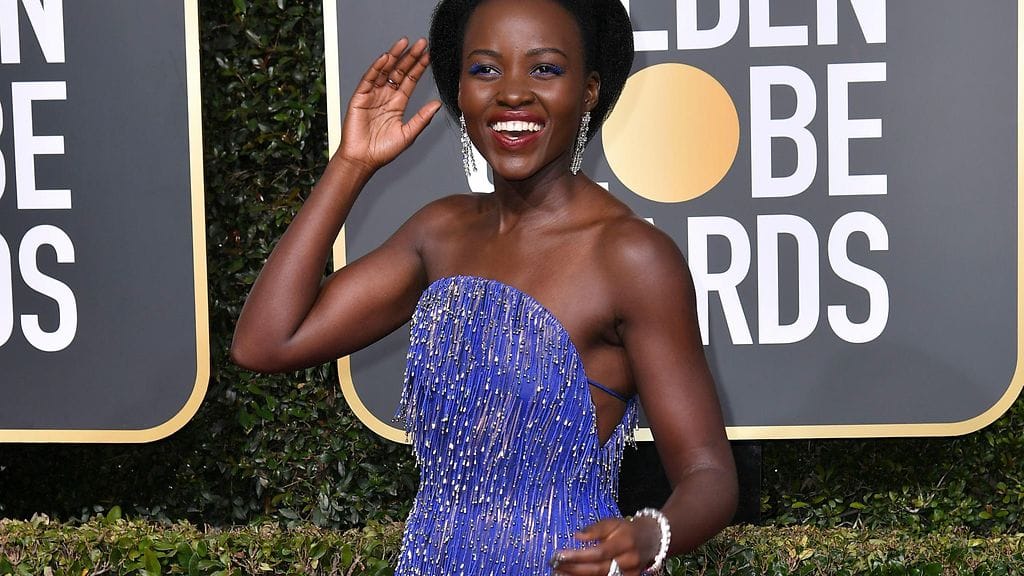 Lupita Nyong'o saapumassa Golden Globe -gaalaan.