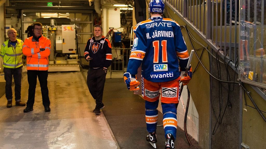 Matti Järvinen sai suihkukomennuksen toisen erän lopussa ja hänen ottelunsa päättyi siihen.