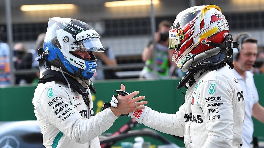 Wihuri on näkynyt sekä Valtteri Bottaksen (vasemmalla) että Lewis Hamiltonin (oikealla) kypärissä.