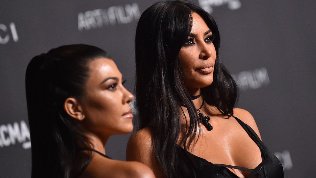 Kourtney Kardashianin ja Kim Kardashian-Westin sanaharkka äityy fyysiseksi Keeping up with the Kardashians -sarjan trailerilla.