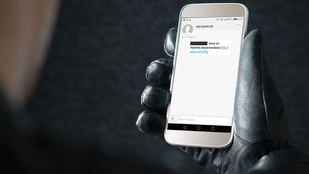 Tekstiviestihuijauksessa viestin vastaanottaja houkutellaan avaamaan viestin linkki.