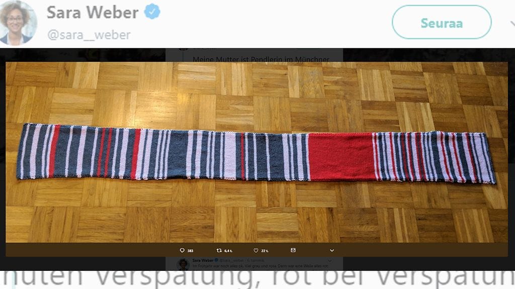 Saksalaisen Saran äiti kutoi huivia koko vuoden 2018. Kyseessä ei ole mikä tahansa kaulaliina: huivin raitojen väri ja koko kertovat, miten paljon juna oli kunakin päivänä myöhässä.
Kuvan lähde Twitter