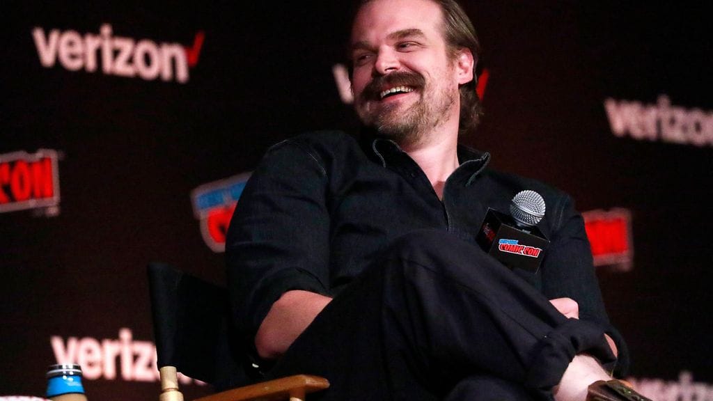 David Harbour otti kuntosalin haltuun.