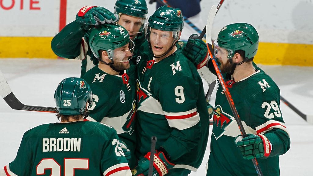 Mikko Koivu (kesk.) alusti Minnesotan toisen osuman.