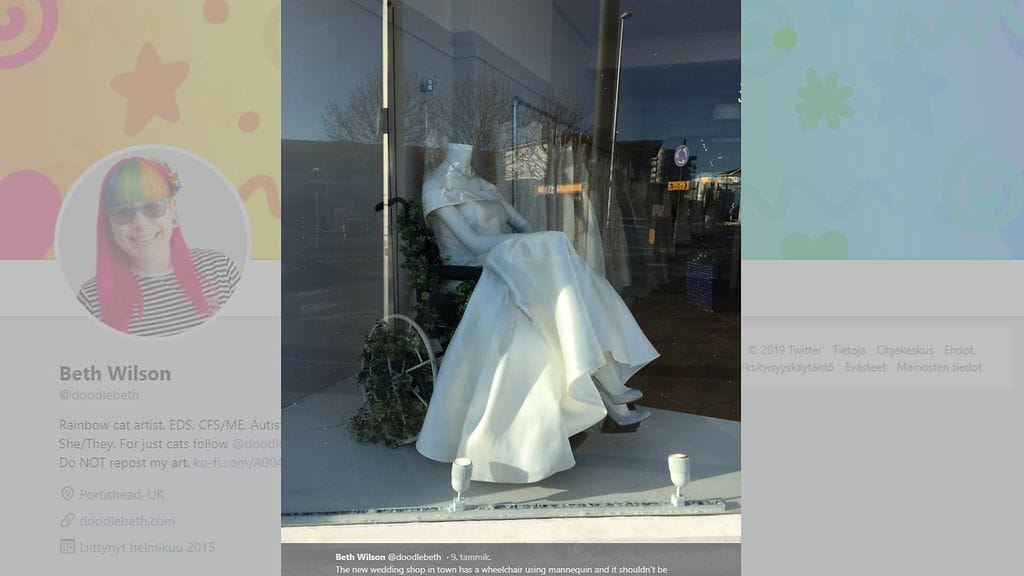 The White Collection -liike esittelee morsiuspukua pyörätuolissa istuvan mallinuken päällä, kertoo BBC. Kuvan lähde Twitter