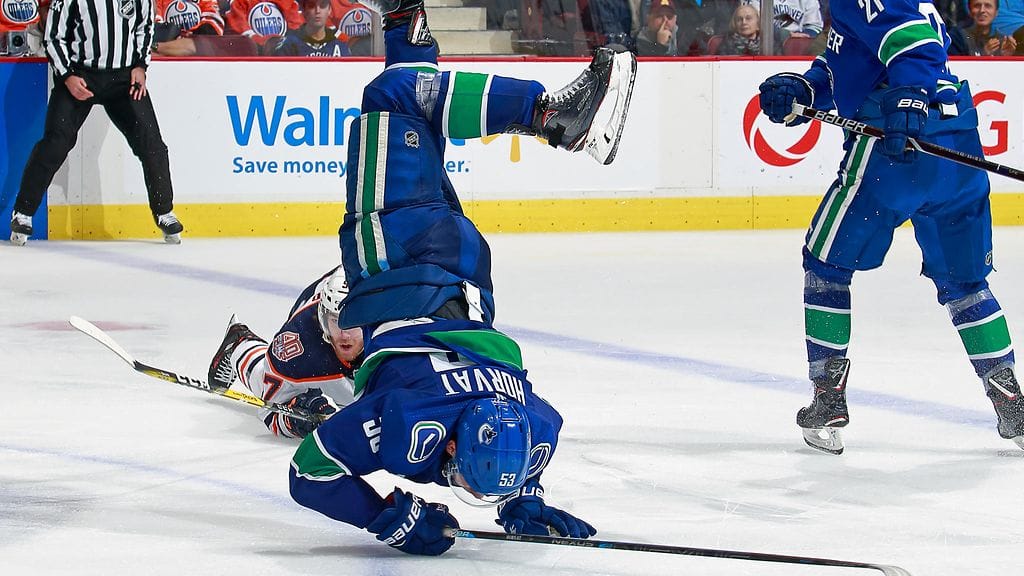 Kasvaneet vauhdit aiheuttavat NHL-kehissä vaarallisia tilanteita. Vancouver Canucksin Bo Horvat heitti kunnon kuperkeikan.