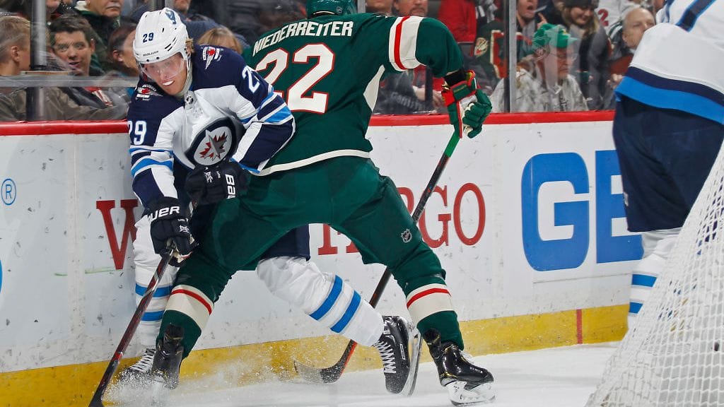 Winnipeg Jetsin Patrik Laine joutui Minnesota Wildin Nino Niederreiterin pihteihin.