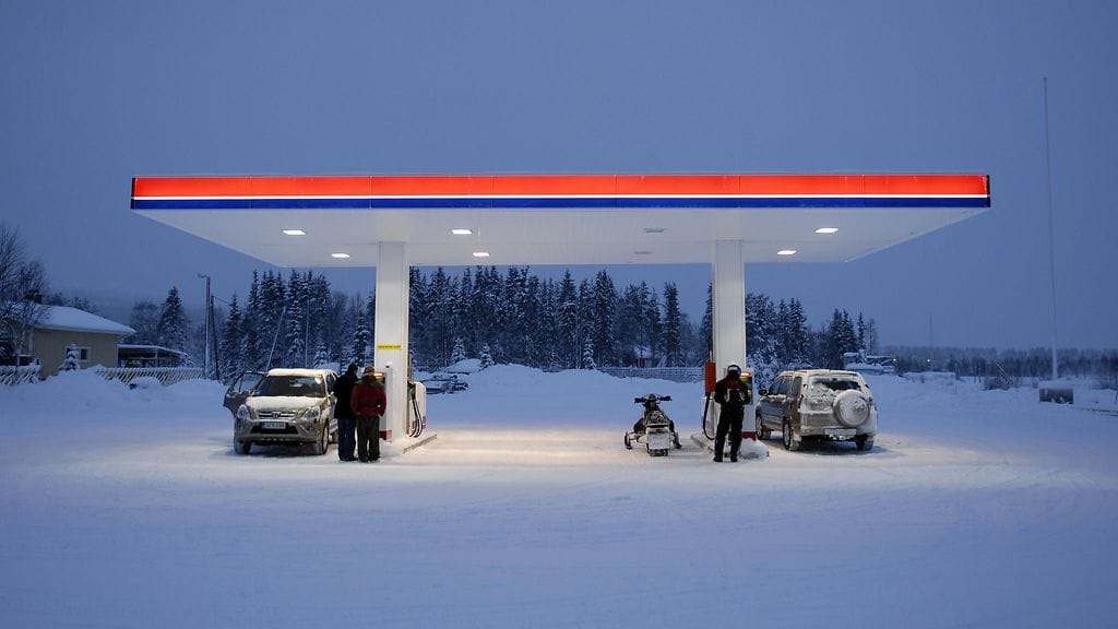 Auton ovet napsahtivat lukkoon oululaisella huoltoasemalla. Kuvituskuva.