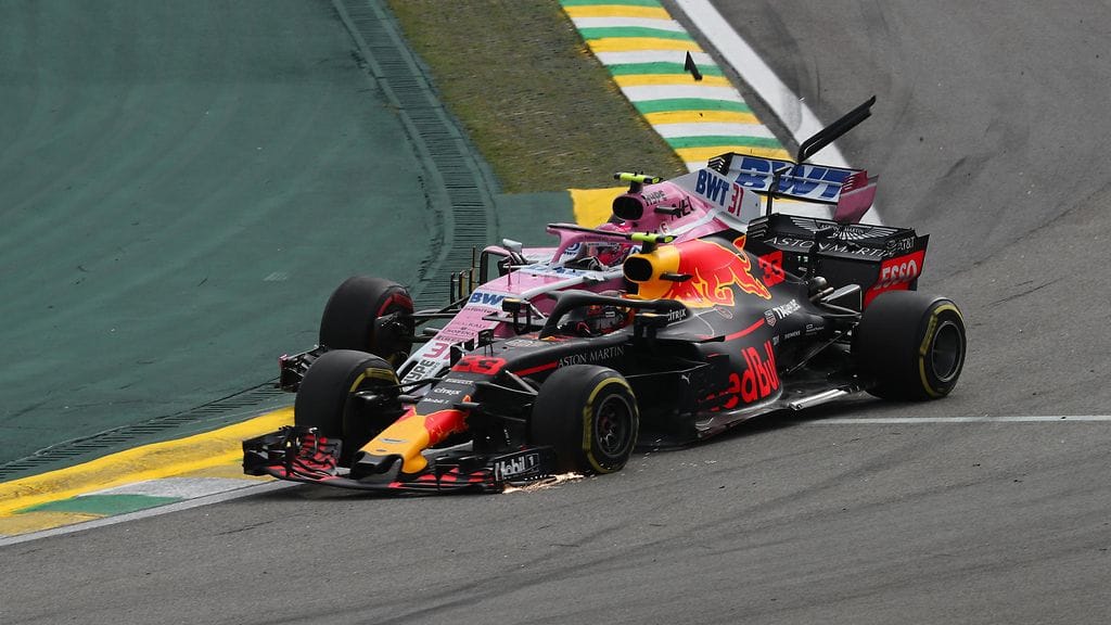 Esteban Ocon (Force India, takana) ja Max Verstappen (Red Bull, etualalla) osuivat yhteen Brasilian GP:ssä.