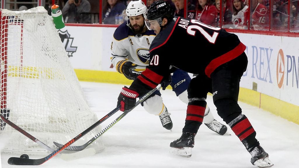 Sebastian Aho iski kaksi onnekasta maalia Buffalo Sabresia vastaan.