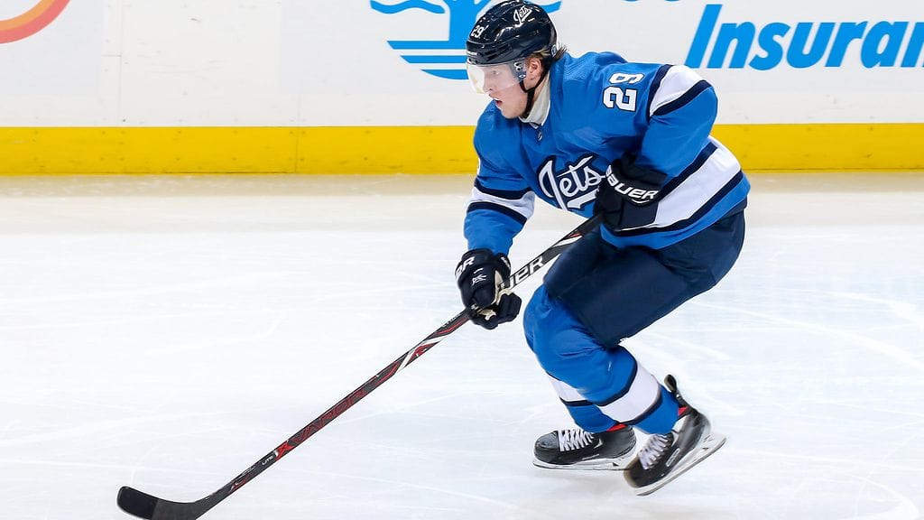 Patrik Laine vaeltelee jäällä murheen alhossa.