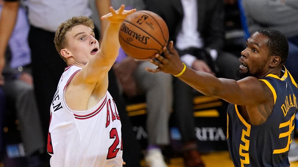 Chicago Bullsin Lauri Markkanen ja Golden State Warriorsn Kevin Durant kamppailivat pallosta näkemisen arvoisilla ilmeillä.