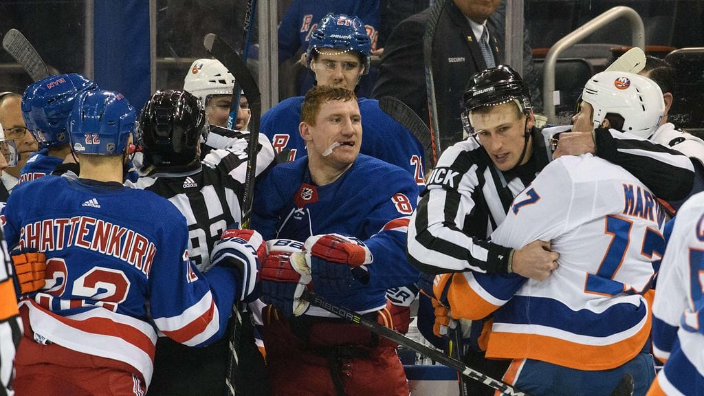 Cody Mcleod ja Matt Martin selvittelivät välejään New Yorkin paikalliskamppailussa.