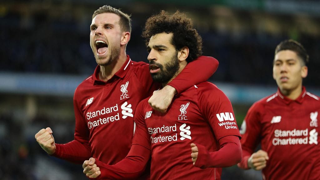 Jordan Henderson (vas.) iloitsi Mo Salahin ratkaisumaalista Liverpoolin vieraspelissä.