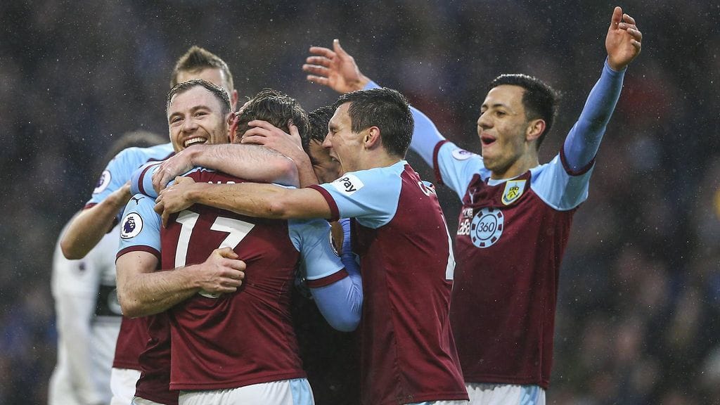 Burnleyn pelaajat juhlivat Fulhamin toista omaa maalia kolmen minuutin sisään.