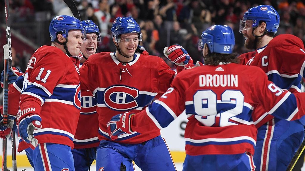 Jesperi Kotkaniemi (keskellä) iski Montreal Canadiensin 2–0-maalin Colorado Avalanchea vastaan.