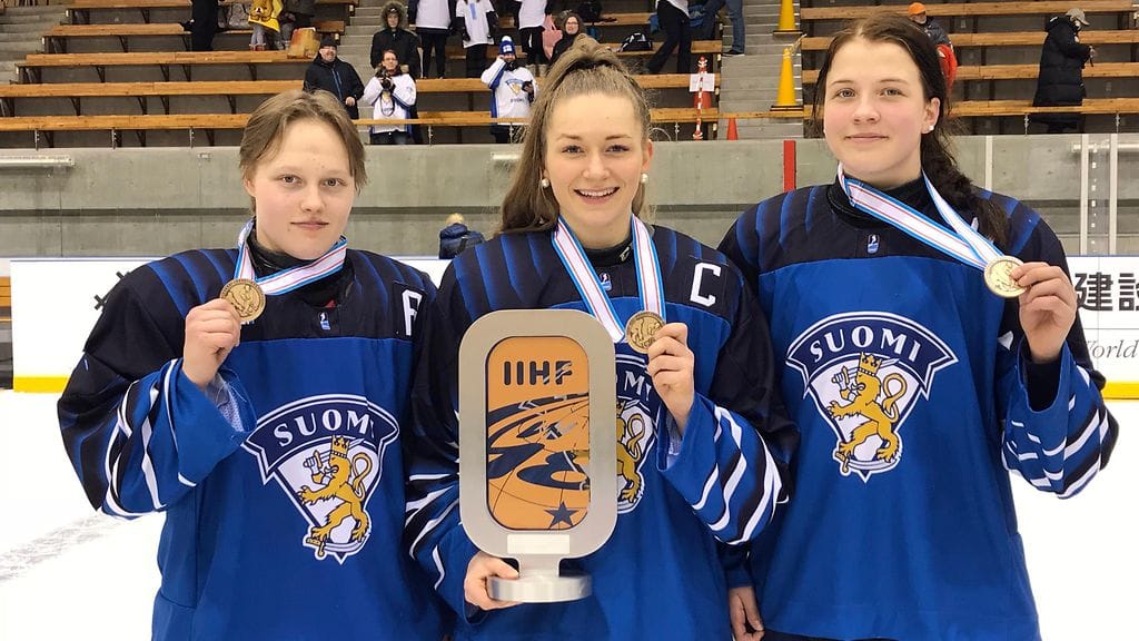 Viivi Vainikka (vas.), Nelli Laitinen ja Emilia Vesa MM-pronssit kaulassaan.