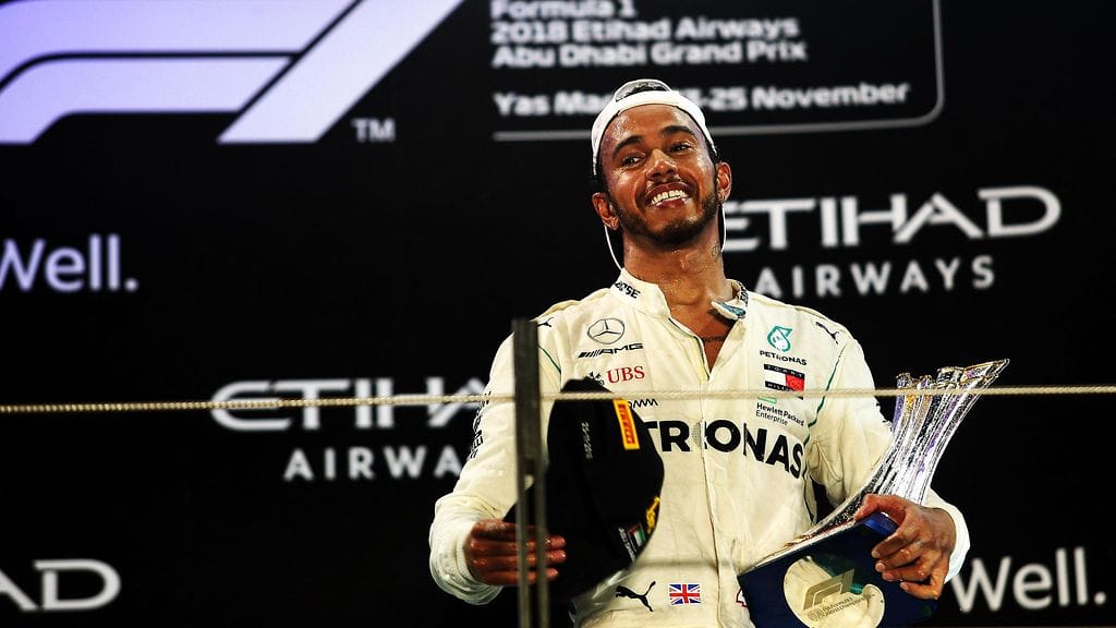 Lewis Hamilton näytti surffaustaitojaan.