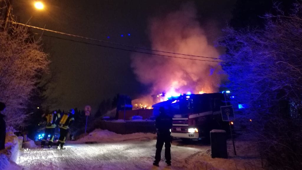 Espoon Tuomarilassa on syntynyt runsaasti savua remontissa olevan rivitalon palosta, kerrotaan pelastuslaitokselta.