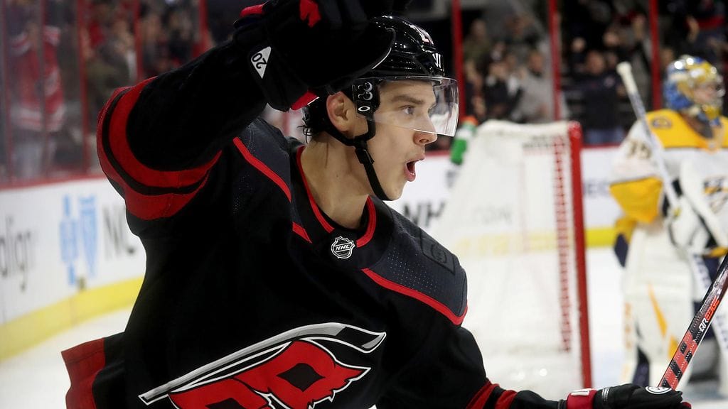 Sebastian Aho tuulettaa läpiajomaaliaan Pekka Rinnettä vastaan.