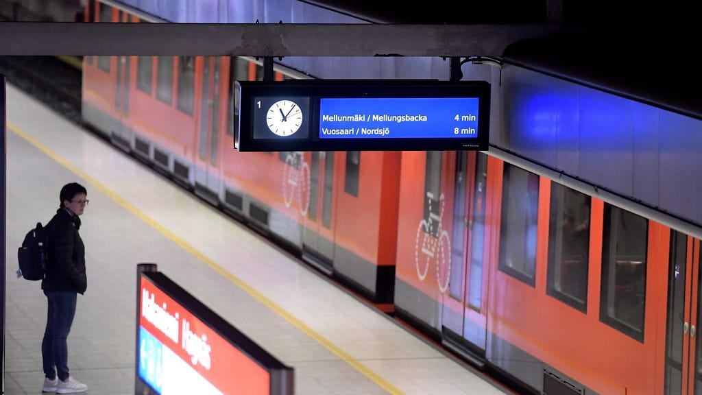 HSL kertoo metron odotusajaksi enintään noin 15 minuuttia. Kuvituskuva.