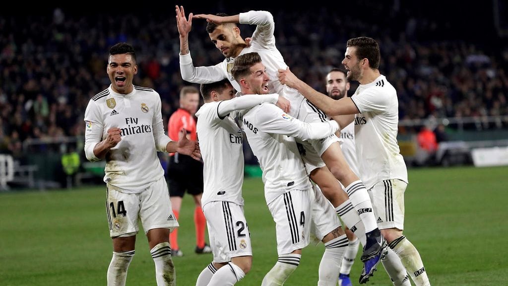 Dani Ceballos (ylh.) juhlii voittomaaliaan, joka vapautti Real Madridin pelaajien tunnelmat.