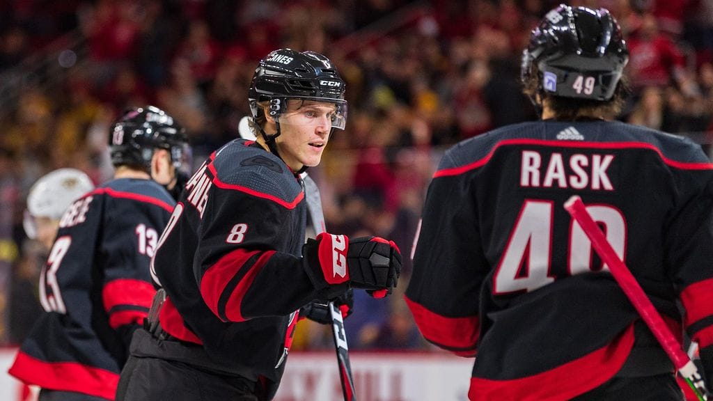 Saku Mäenalanen teki Carolina Hurricanesin 2–0-maalin Nashville Predatorsia vastaan.