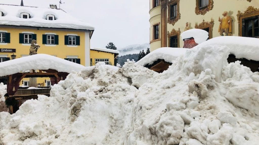 Kävelykatu alpeilla lunta