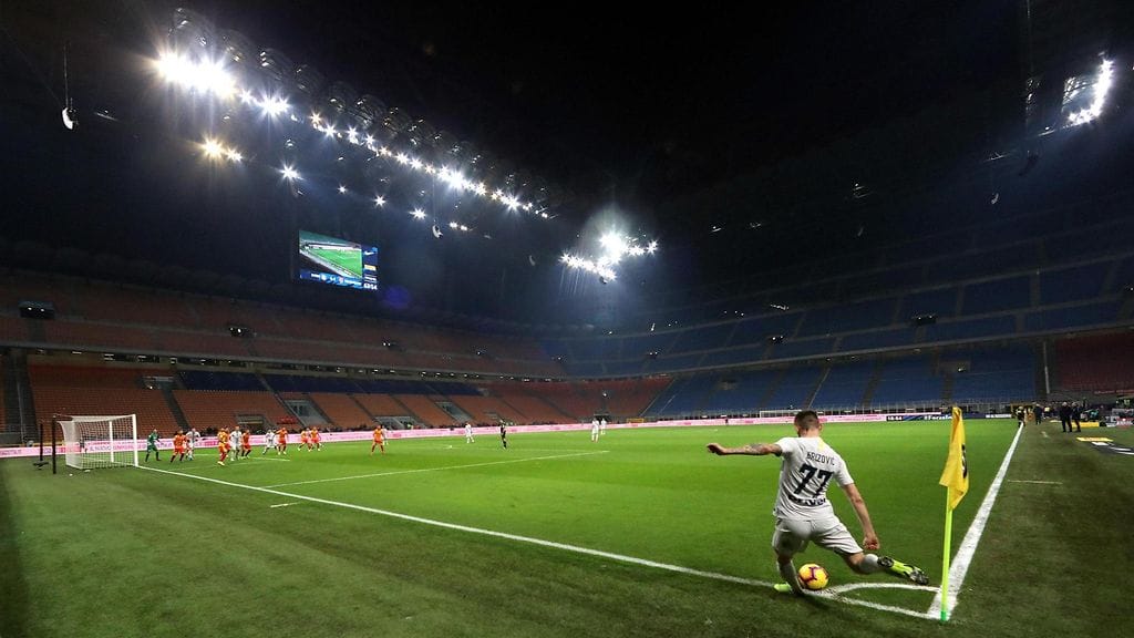 Interin Marcelo Brozovic antamassa kulmapotkua Beneventoa vastaan tyhjällä San Sirolla pelatussa Italian cup -ottelussa.